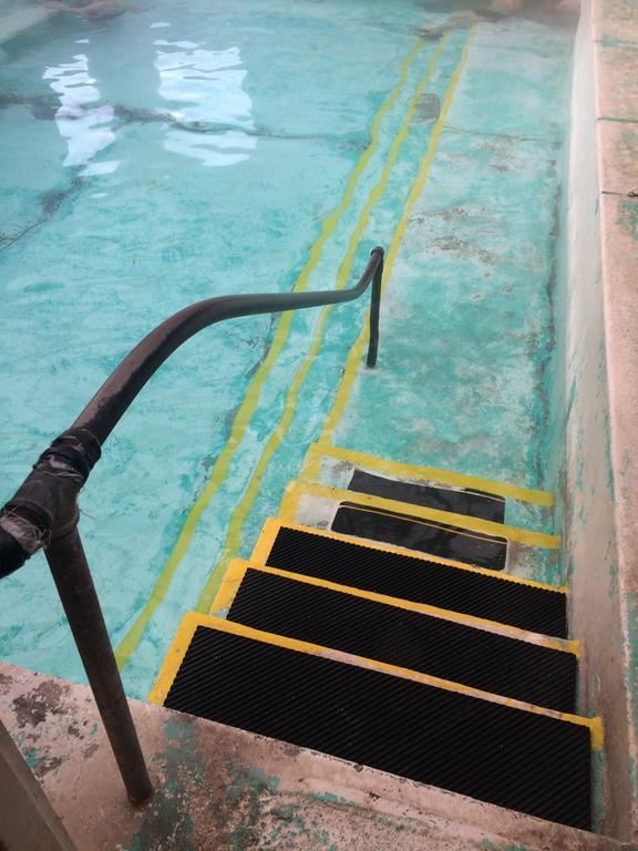 Отель Lolo Hot Springs Экстерьер фото